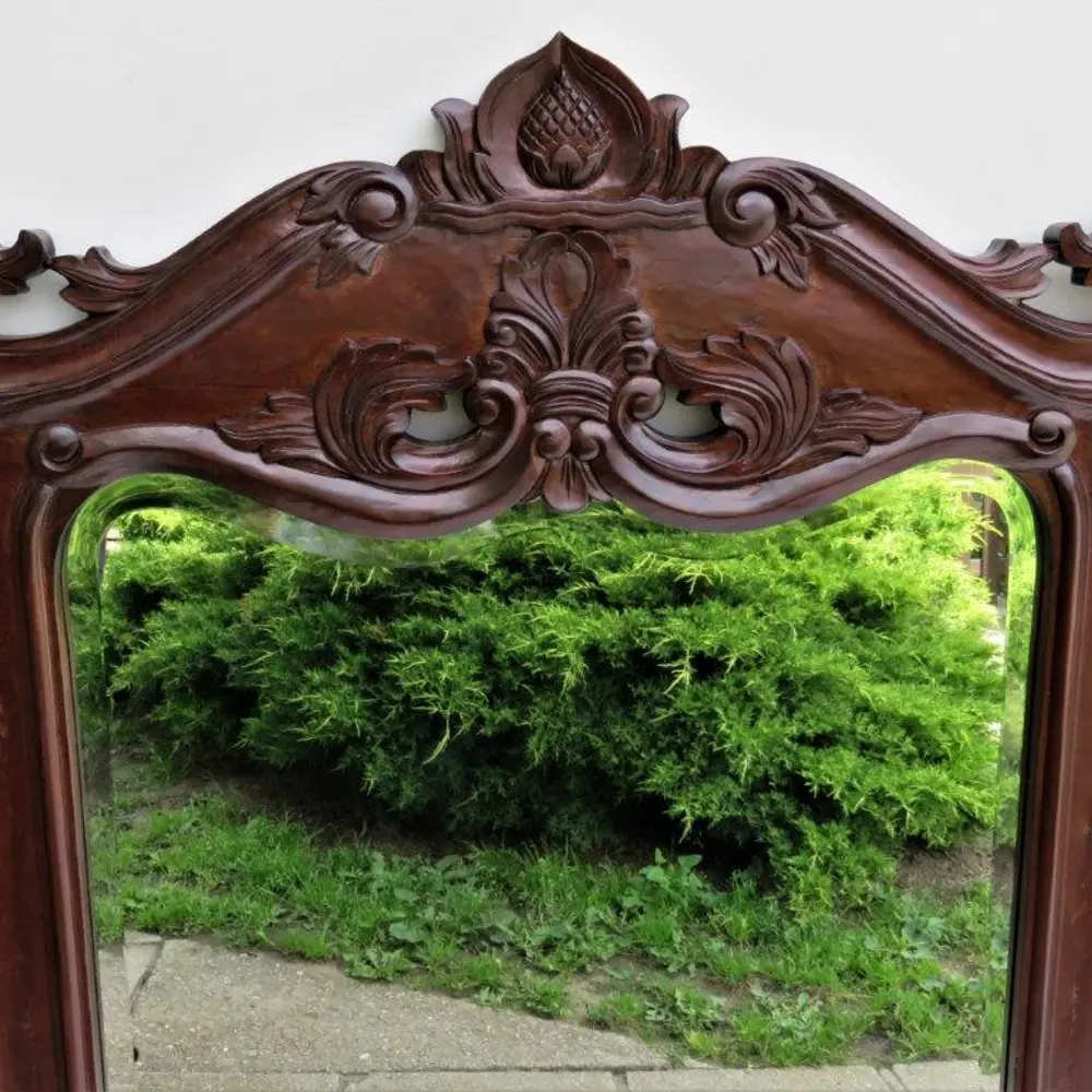 Vyřezávaný rám s fazetovým zrcadlem.